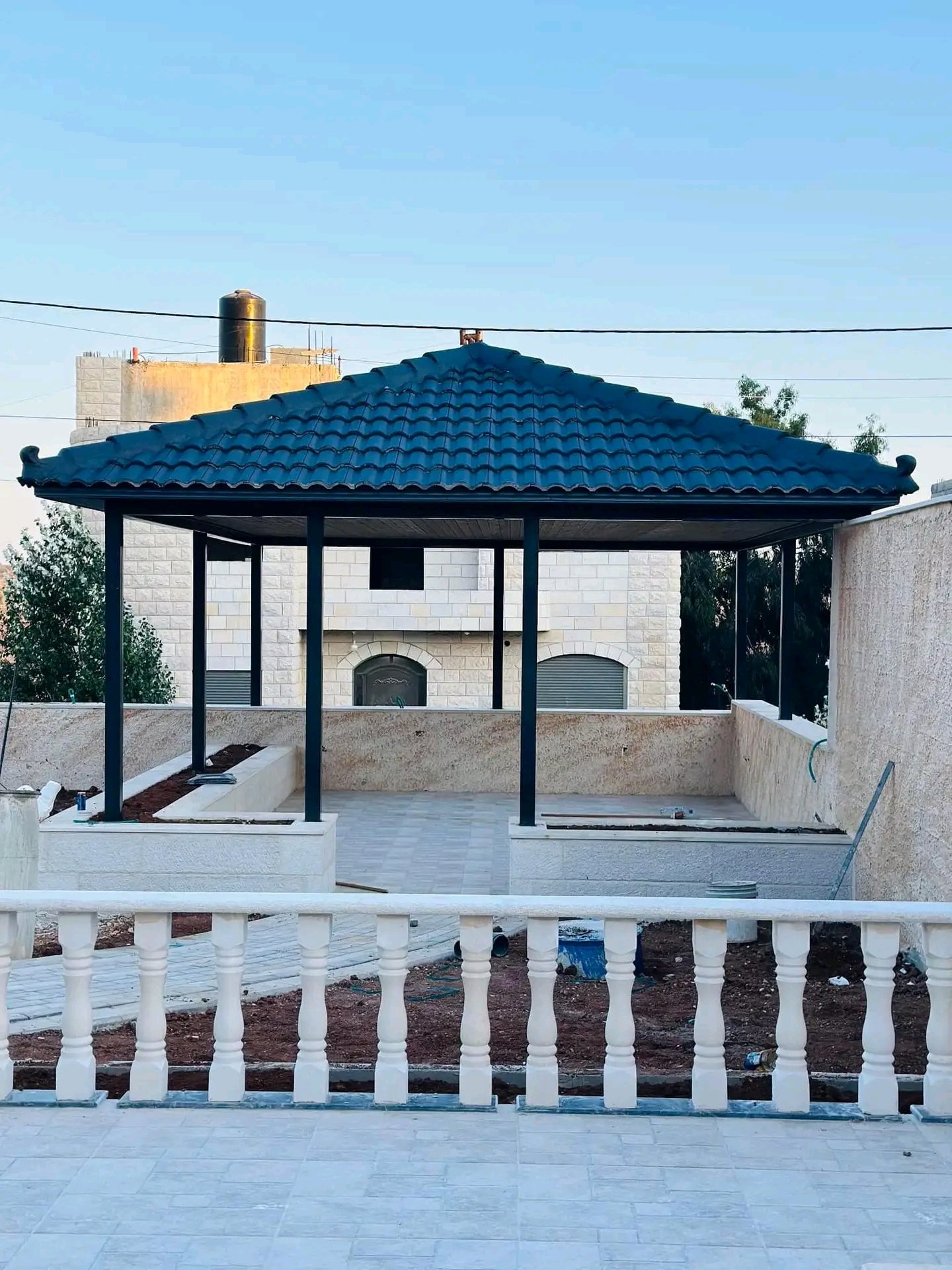 مظلات المداخل في حي التقوى بمكة المكرمة